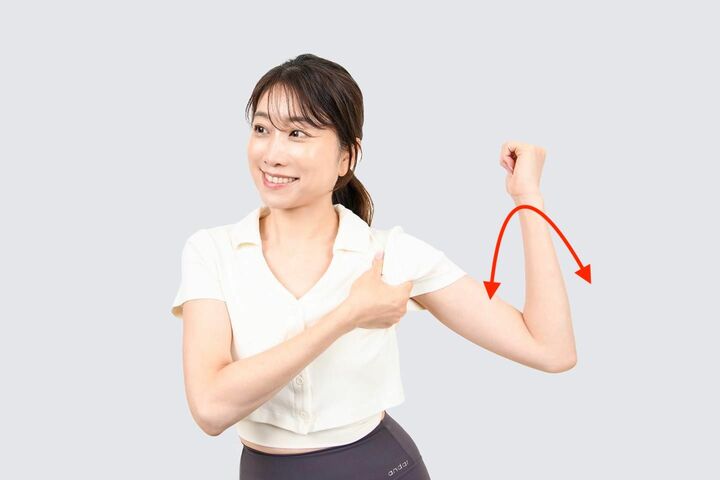 脇の下を手のひらでつかみ、腕を前後に動かす