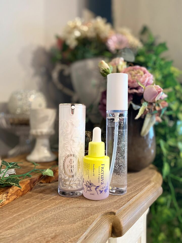（左から）FTC ホワイトニング リポセラム ［医薬部外品］ 30ml ￥5,400、福光屋 フレナバ ナチュラル アンド オーガニック エモリエントオイル 25ml ¥6,000、イコ Sakeフェイシャルトナー 50ml ¥2,900