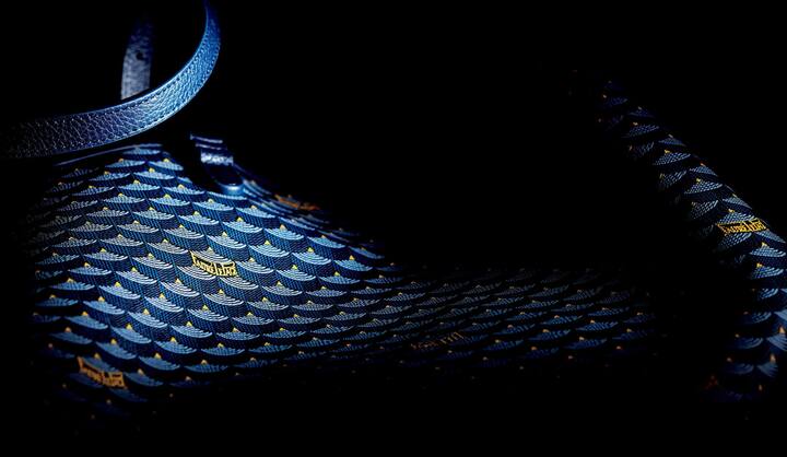 コットン生地にブランドのアイコンである「エカイユ」をプリントし、さらにコーティングを施した、こだわりのキャンバス素材を使ったトートバッグ。左右非対称のディテールと相まって高い趣味性を感じさせるが、実は軽くて丈夫。現代のライフスタイルを理解したつくりなのだ。［名品データ］●素材：キャンバス×レザー ●サイズ：縦32×横41×マチ20cm ●色展開：写真のブルーほか、グレー、グリーン、レッド、ブラウンの５色展開。●その他：バッグに付ける銃型のポーチや、兜型のアクセサリー（別売）も展開。￥127,000（フォレ ル パージュ銀座店）※税抜、参考価格