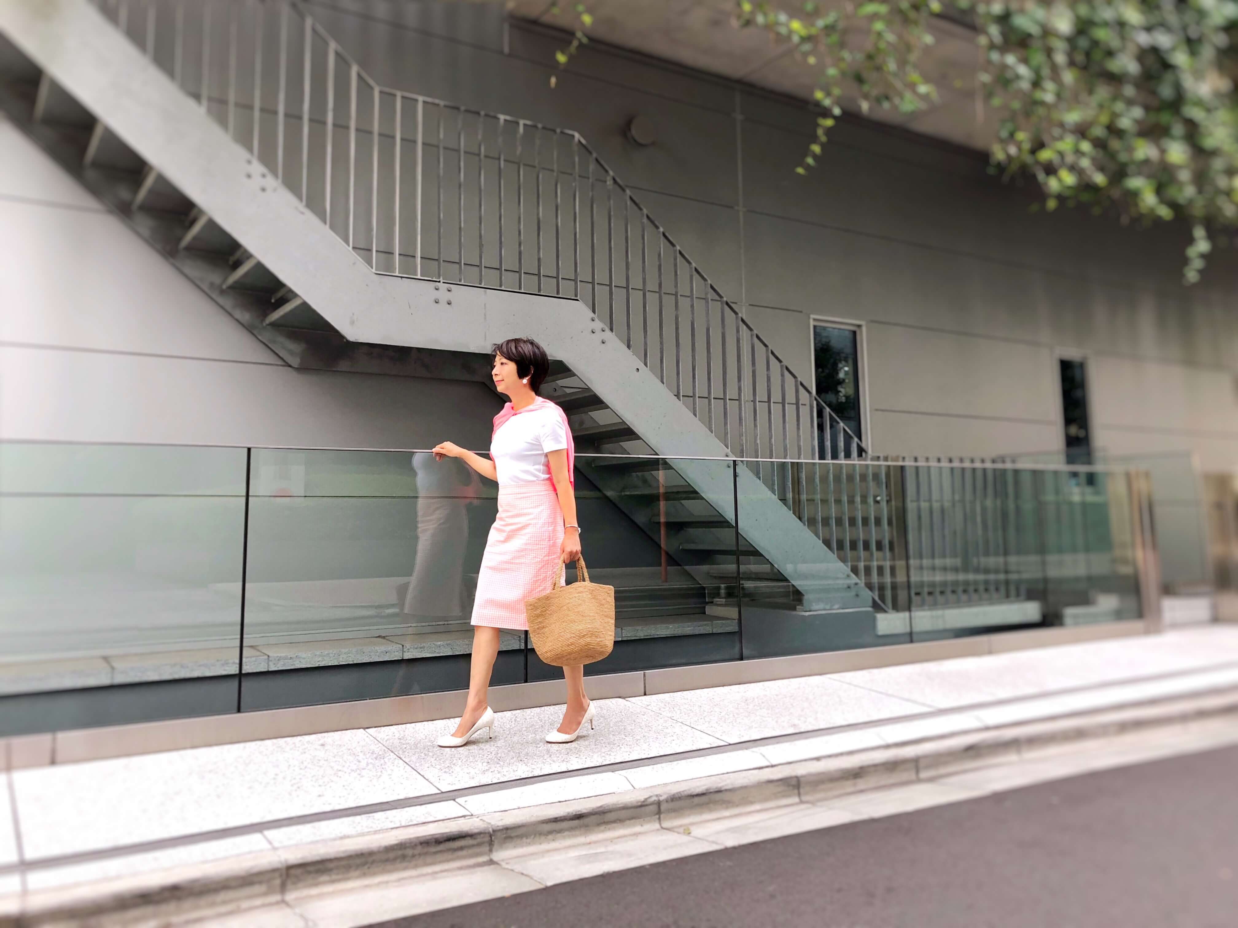 薄手のサマーカシミア素材を用いたカーディガンは、冷房対策にも最適。あえてきちんと肩にかけず、首に巻き付けるようにして、ポイントづくりを。Tシャツ/プチバトー カーディガン・スカート/J.crew バッグ/Sans Arcidet 靴/JIMMY CHOO