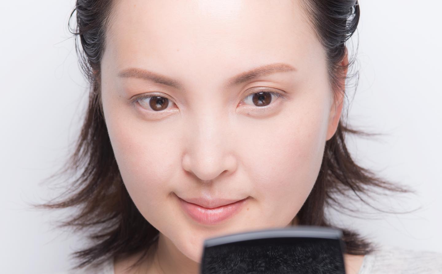 目を開けて正面からチラ見えする範囲で色をのせておくと、まぶたに自然な陰影がもたらされます。