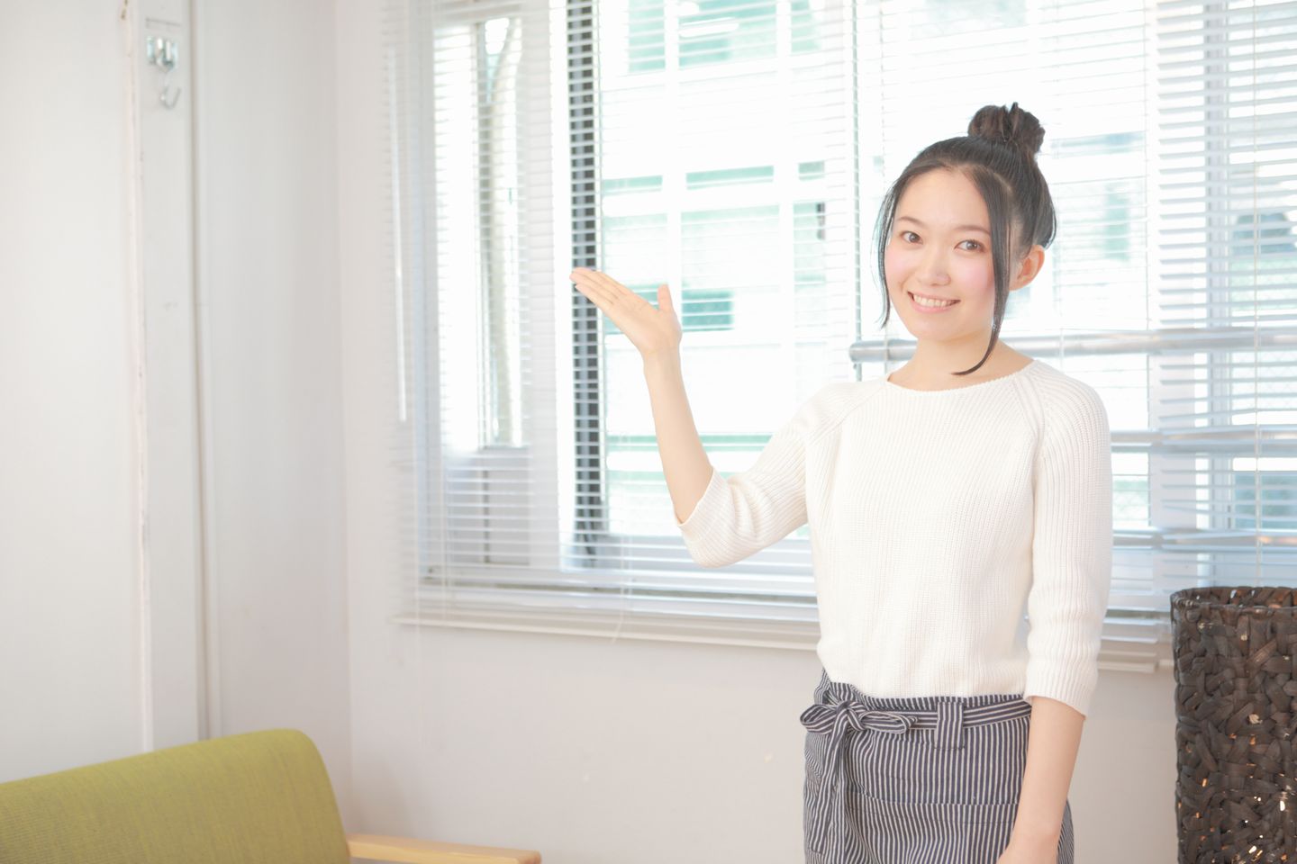 ものを指すときの手の向きにも要注意