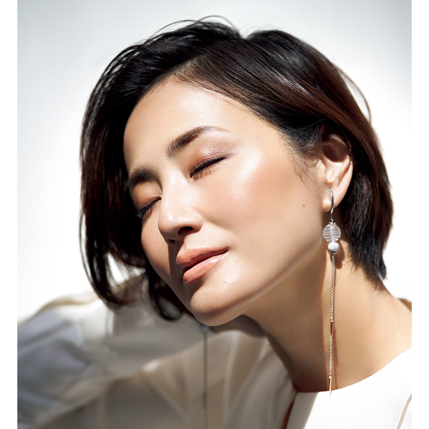 ブラウス¥110,000(オールウェイズ〈MIKAKO NAKAMURA〉)、ピアス¥45,000(ラリック ジャパン)