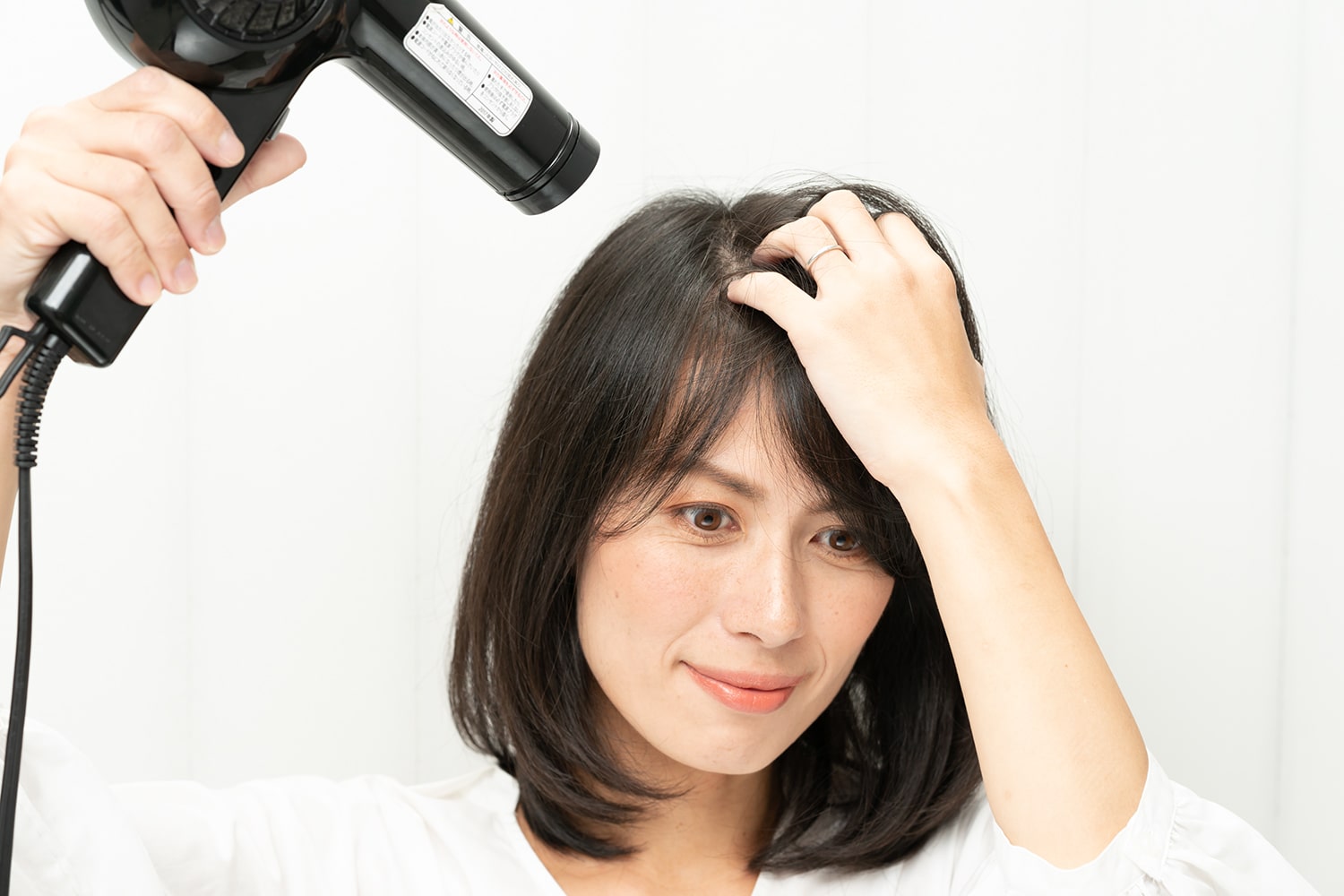 根元をしっかりとこすることで髪が立ち上がる。髪を左右前後いろいろな方向に振りながら乾かして。
