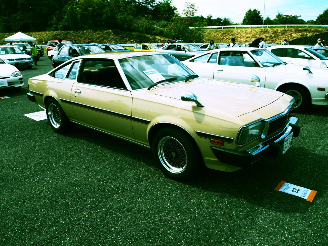 初代「コスモスポーツ」から一転、ラグジュアリー色を強めたスペシャルティカーとして 1975年に登場した2代目「コスモAP」。こちらは後期型の「プログレス・コスモ」と呼ばれるモデル。 押し出しの強いマスクと流麗なファストバックスタイルは、まるでイタリアの伊達男のために作られたかのよう。