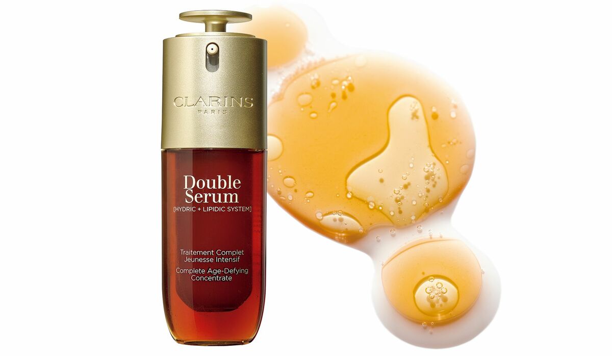 ツヤ感あふれる美肌を叶えると人気の「クラランス」琥珀色に輝く美容液