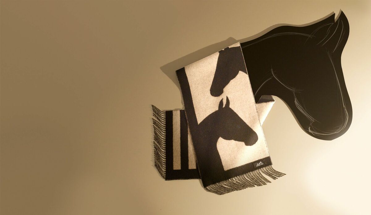 エルメスのカシミアマフラーは、馬のシルエットでラブストーリーを表現！？ | Precious.jp（プレシャス）