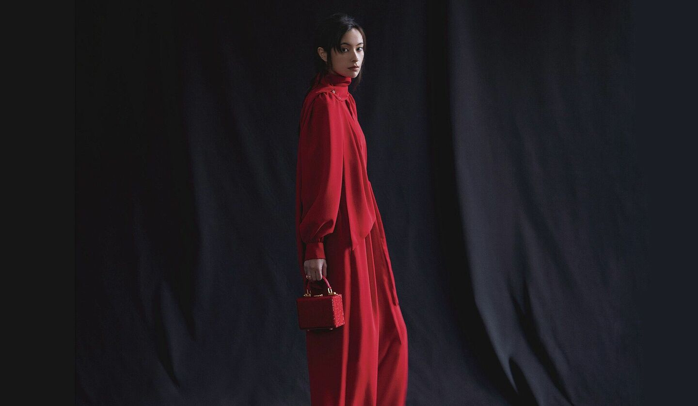 真っ赤なロングドレスを着たモデルの写真