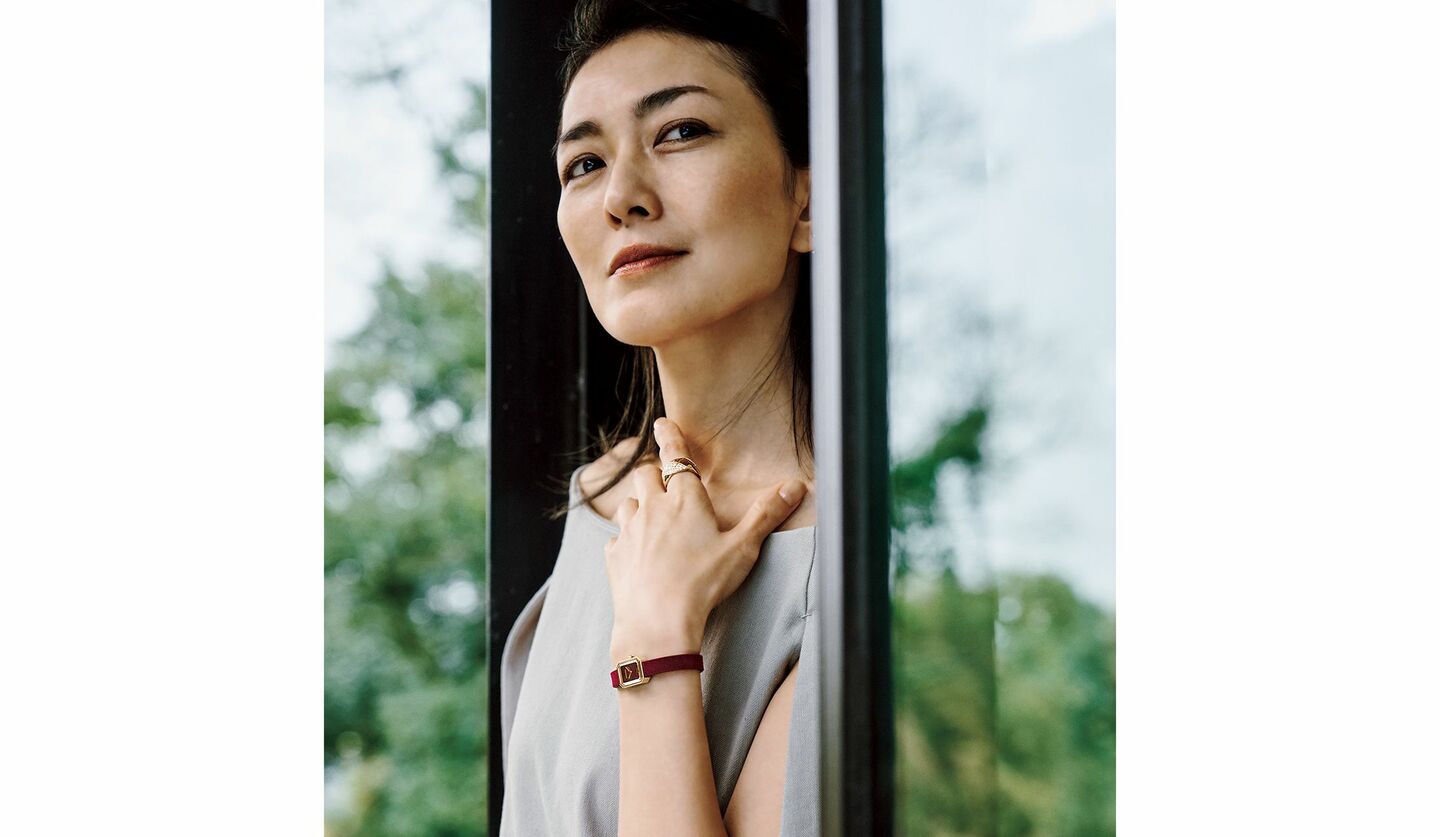 リネンのドレスと、シャネルのミニウォッチを着用した板谷由夏さん