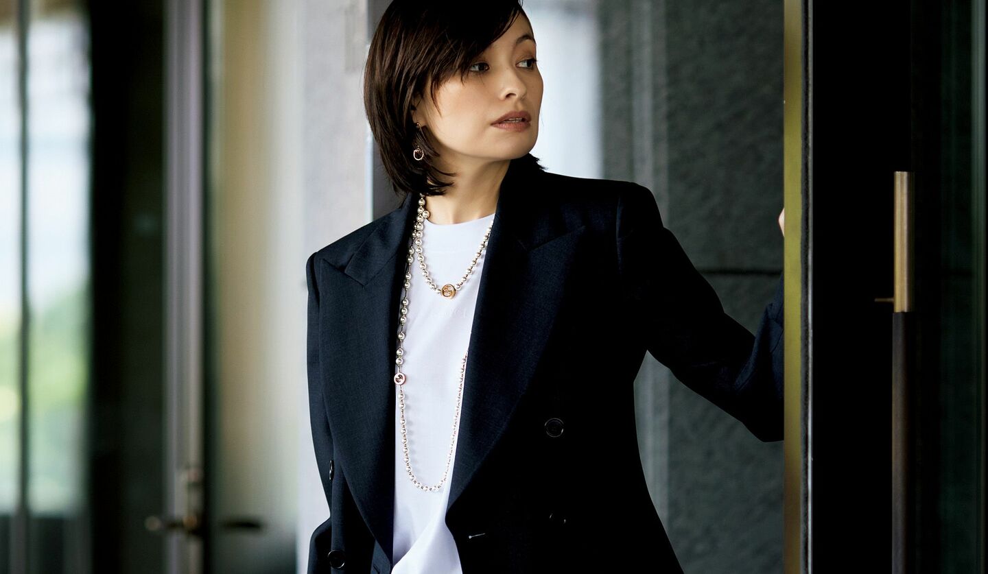 「グッチ」のデニムパンツとテーラードジャケットを着用したモデルの太田莉菜さん