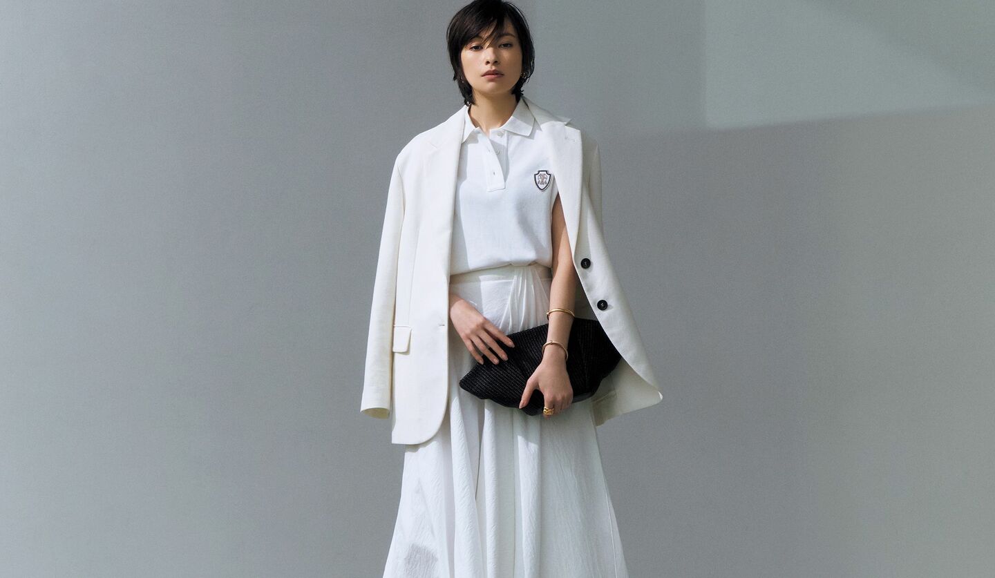 ブルネロ クチネリの白コーデ【ポロニット×スカート×ジャケット】を着るモデル太田莉菜さんの写真