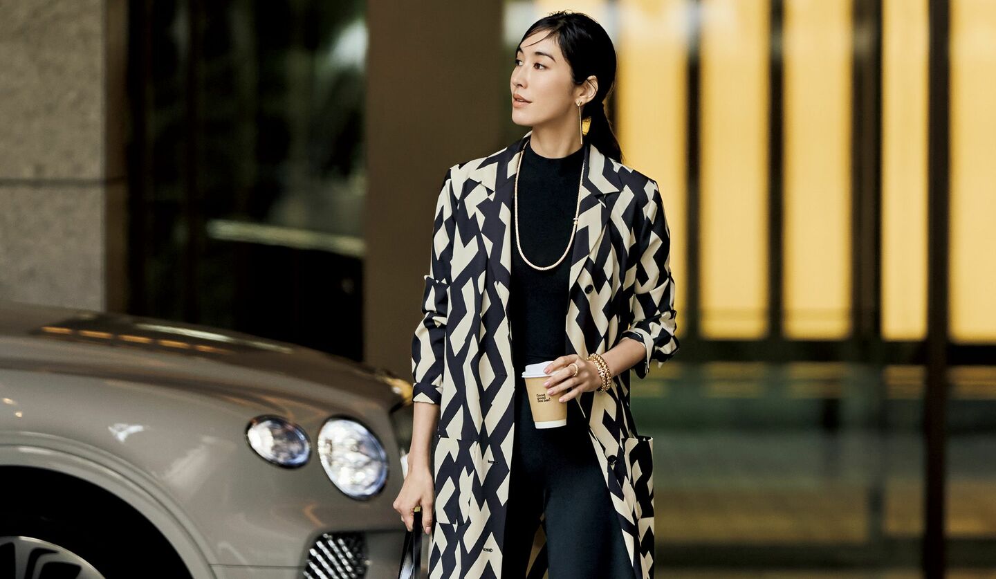 「ラルフ ローレン」のシャツコート、クロップドトップス、フレアパンツを着用したモデル