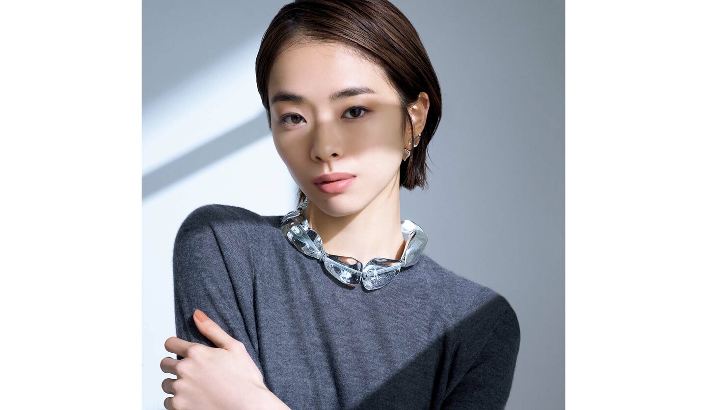 ボッテガ・ヴェネタのネックレスを着用したモデルの松井遥南さん