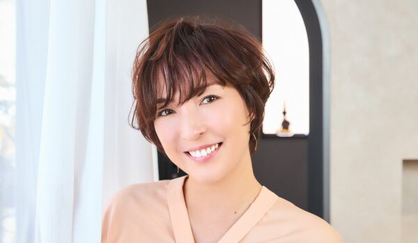 【面長顔×ショートヘア】ヘルシーでナチュラルな魅力が引き立つ、厚め前髪のミディアムショート