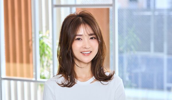 【丸顔×ミディアムヘア】扱いがラクなのに断然おしゃれ見えな今旬ミディアム