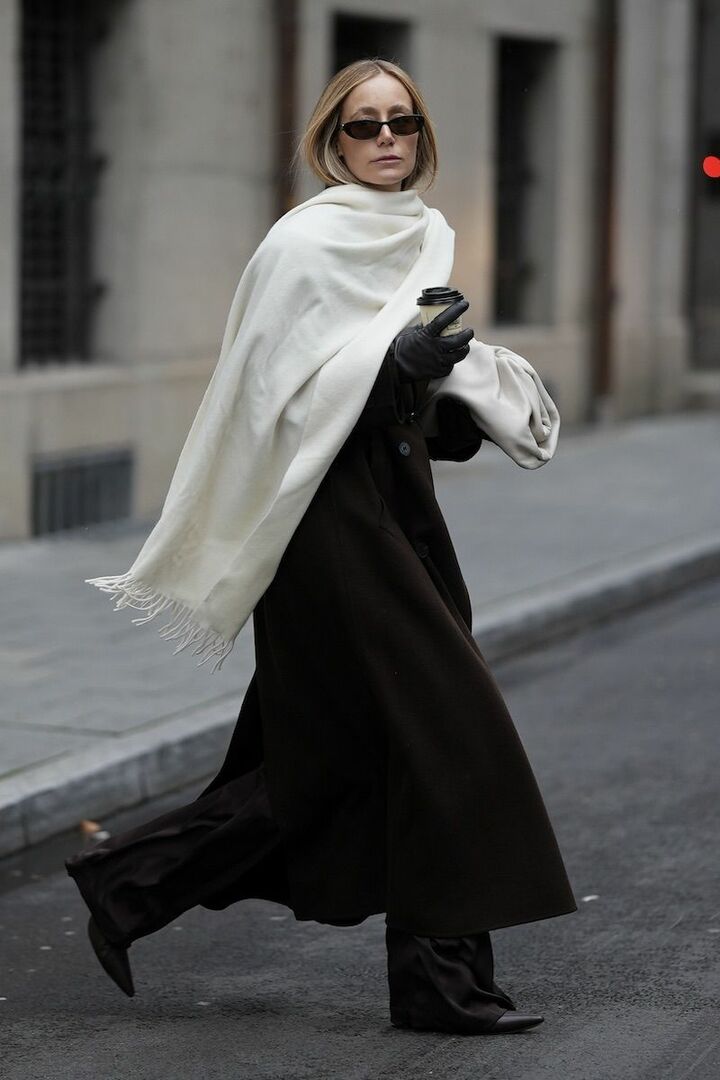 白とビターブラウンの上品配色で凛として。