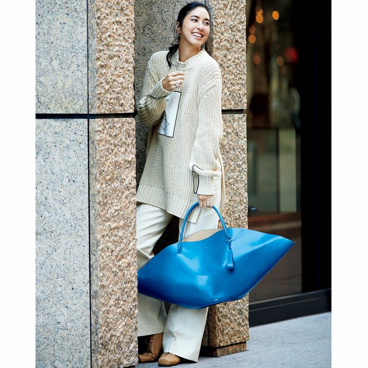 バッグ［縦36×横88×マチ22cm］￥420,000・ニット￥168,000・パンツ￥125,000・靴￥138,000［参考色］（オンワードグローバルファッション〈ジル・サンダー〉）、ピアス￥580,000・シルバーの大ぶりリング￥26,500・リング￥660,000（ティファニー・アンド・カンパニー・ジャパン・インク）