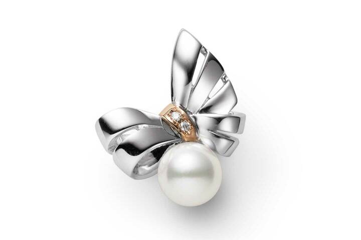 「MIKIMOTO for ACC 2018」ピンブローチ￥50,000［アコヤ真珠・ダイヤモンド 銀・PGK18製 数量限定］（税抜）