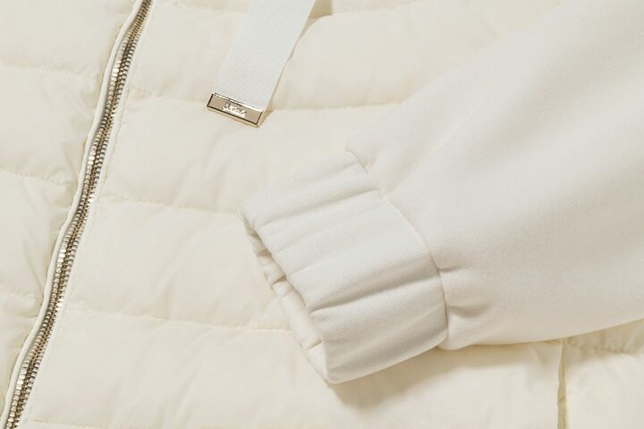 「ヘルノ」の新作アウター