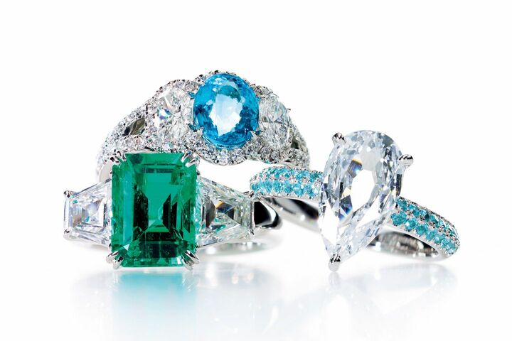 リング右［プラチナ×パライバトルマリン0.27ct×ダイヤモンド2.06ct］￥8,500,000・リング上［プラチナ×パライバトルマリン1.32ct×ダイヤモンド］￥8,400,000・リング下［プラチナ×エメラルド2.99ct×ダイヤモンド］￥11,000,000（和光〈和光〉）[Precious2018年12月号304ページ] 　