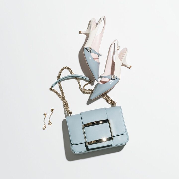 靴￥116,000【ヒール6.5cm】・バッグ￥266,000【縦17×横24×マチ8cm】（ロジェ・ヴィヴィエ・ジャパン）、ピアス￥35,000（ドゥロワー 梅田店〈グーセンス パリ〉）　［Precious2019年7月号97ページ］