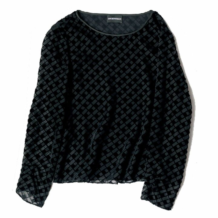 ブラウス￥81,000（ジョルジオ アルマーニジャパン〈エンポリオ アルマーニ〉）　[Precious2018年10月号106ページ] 