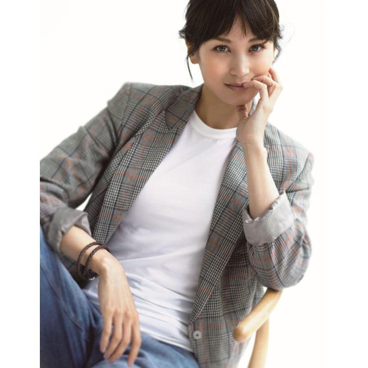 定番白Tシャツ・ジャケット・デニム(ブルネロ クチネリ ジャパン)、ブレスレット/私物 撮影/熊澤 透 BY:『Precious7月号』小学館、2018年
