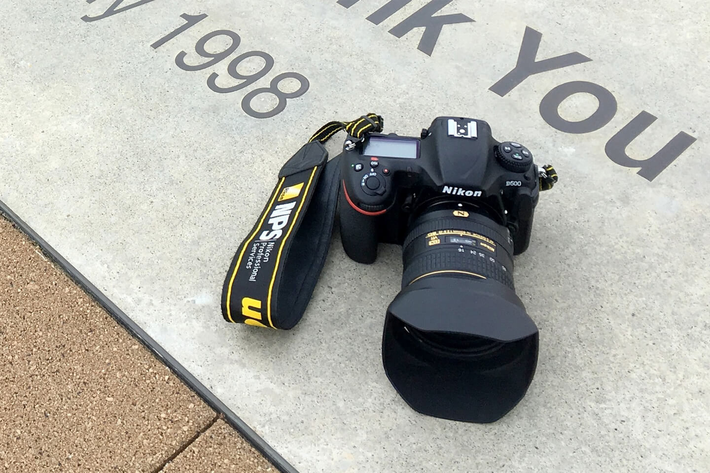 シカマさんにとって、カメラは必需品。「Nikon D500」という使い慣れた愛機を持っていくそう
