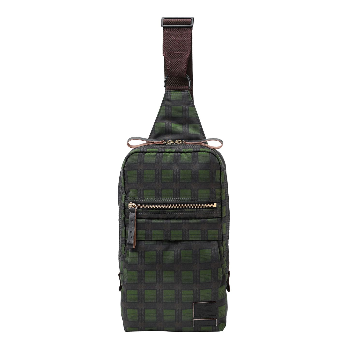 利き手に合わせて、ストラップエンドを変えることができる新型バッグ。「ONE SHOULDER BAG」¥50,000【縦31×横17×マチ7cm】
