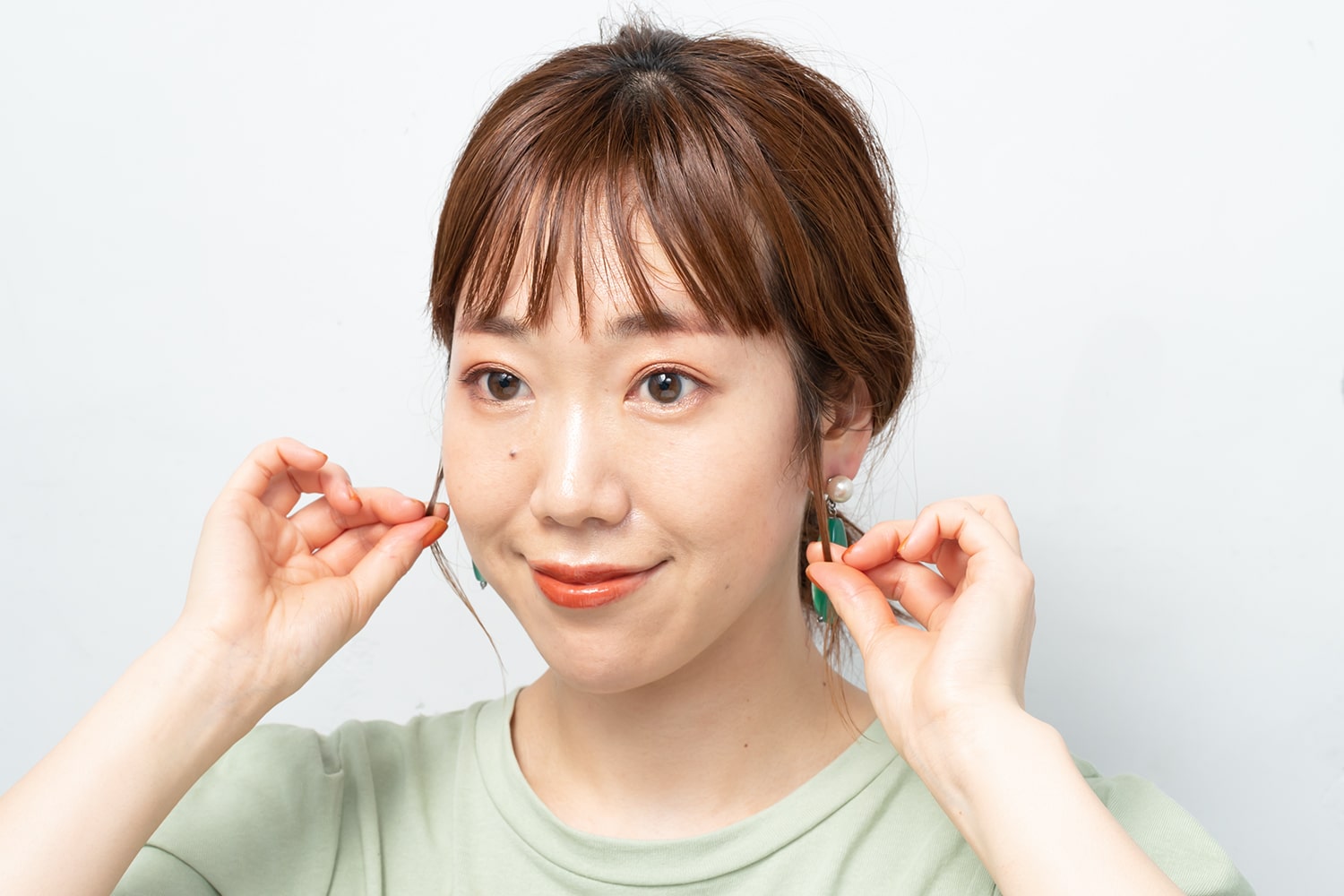 後れ毛がパサついていると疲れた印象に。ツヤとまとまりを与えるのが正解。