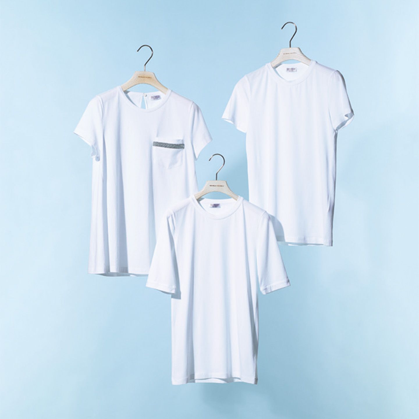 左/ジャケットオフでも堂々、素敵! オンにもオフにも愛用の一枚に。「Aライン白Tシャツ」 中央下/二の腕を華奢に見せる長めのそで丈が魅力! 「5分袖白Tシャツ」 右/ファッションプロが愛するベストセラーの人気アイテム。「定番白Tシャツ」