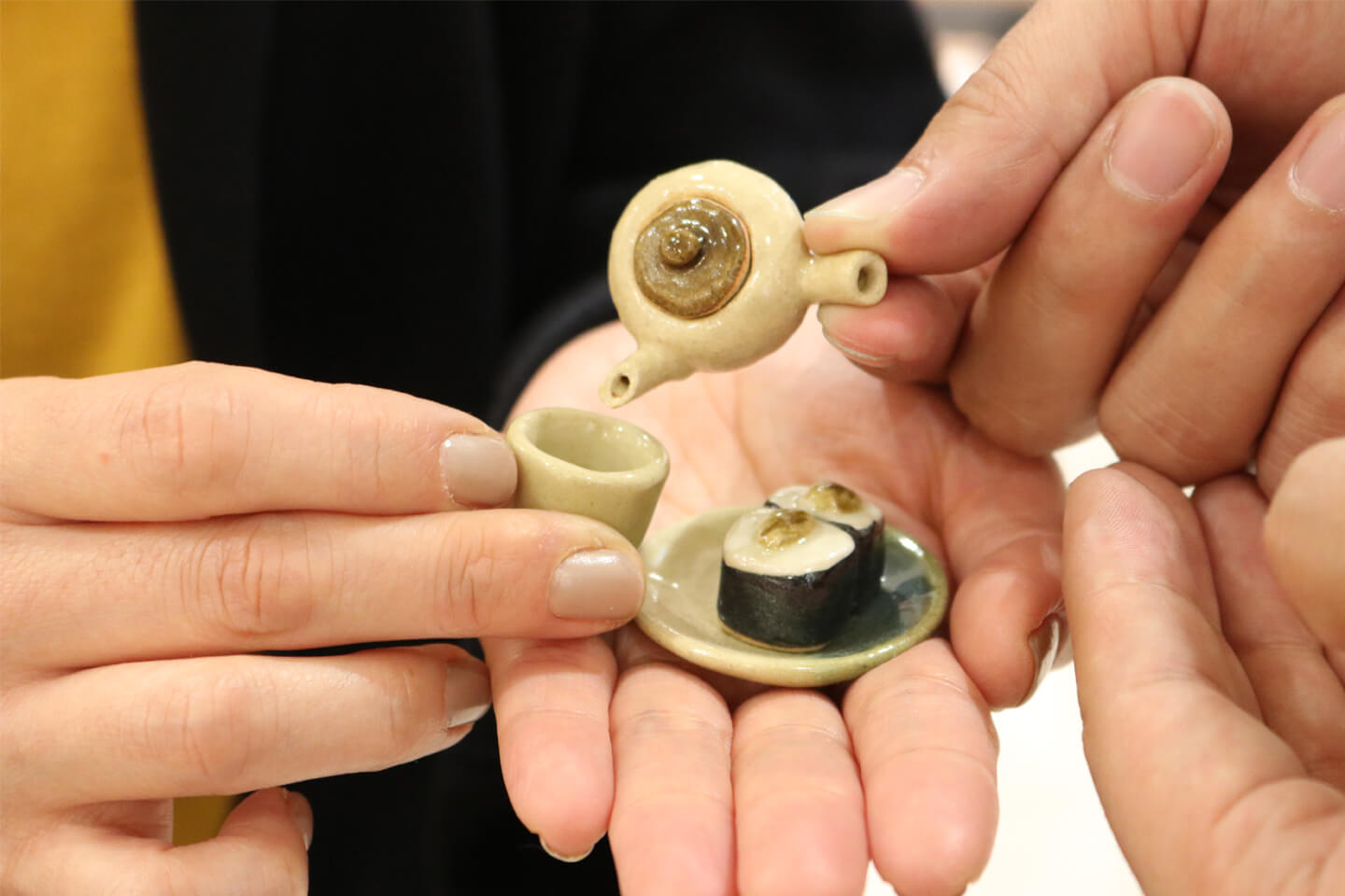 ひとつずつ手びねりでつくられた益子焼は、すべて異なる味わいがあります