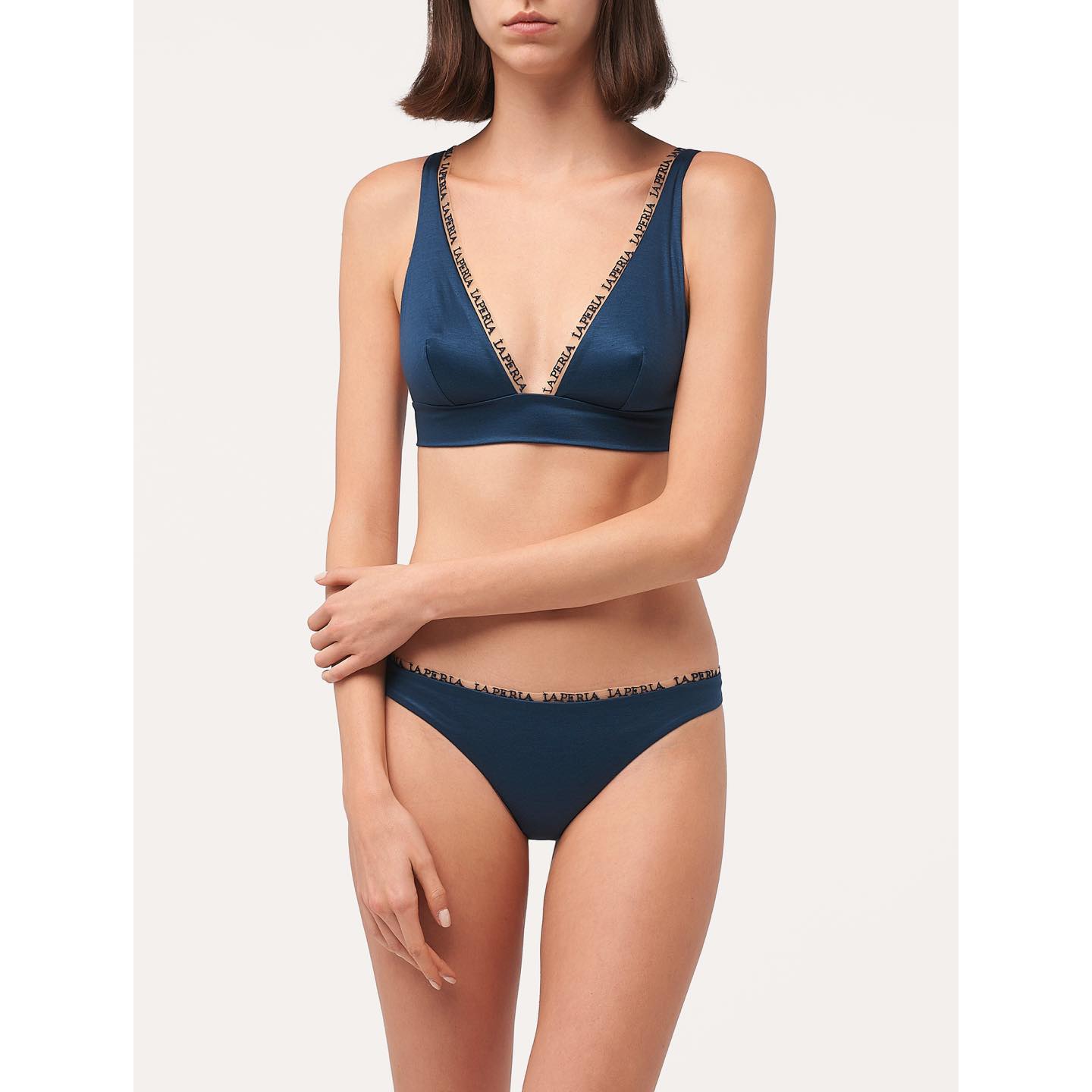 トライアングルブラ¥20,000・ブラジリアンショーツ¥8,000/ラペルラ(ラペルラ ジャパン)