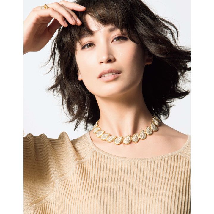 コーディネートしやすいチョーカーで最高に贅沢な組み合わせを!