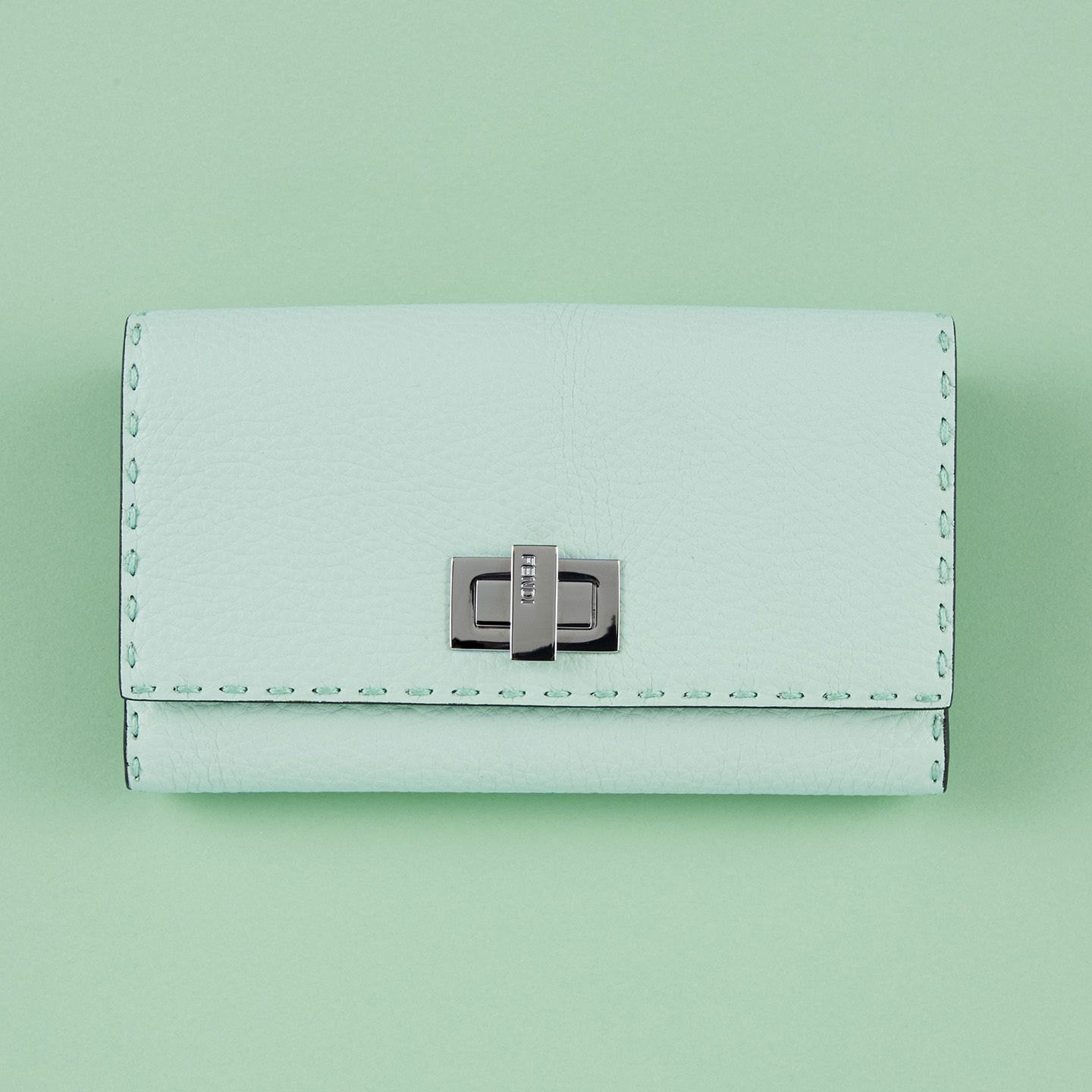 財布「PEEKABOO WALLET(ピーカブー ウォレット)」(日本限定は、グリーン・ピンク・ベージュの3色)【縦10×横18×マチ4㎝】 ¥99,000(税抜)