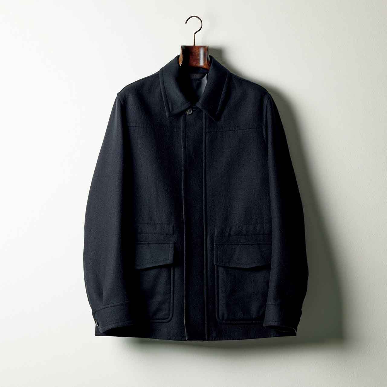 ジャケット¥494,000(ブリオーニ ジャパン)着丈は、Mサイズで77cm。