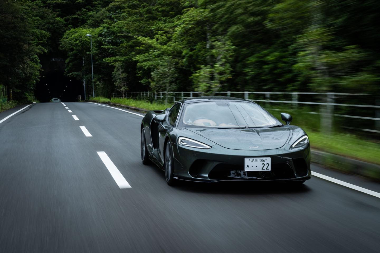 3994ccV8は456kWの最高出力と630Nmの最大トルクで後輪を駆動。