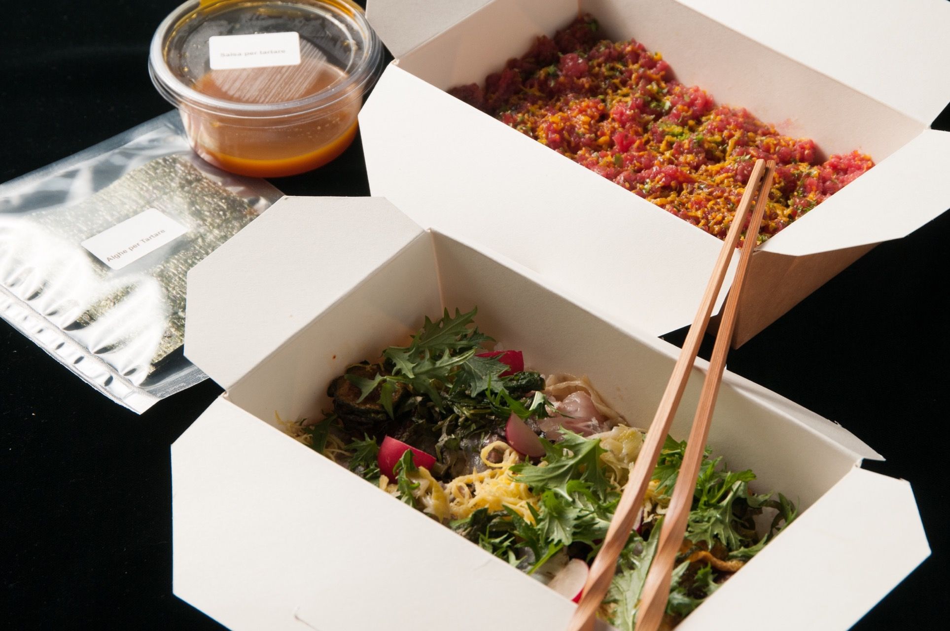 「SUZUKI ABURI BENTO スズキ炙り弁当」と「TEMAKI TARTARE 手巻きタルタル」どちらも紙製のパッケージを使用し、環境にも最大限配慮している。
