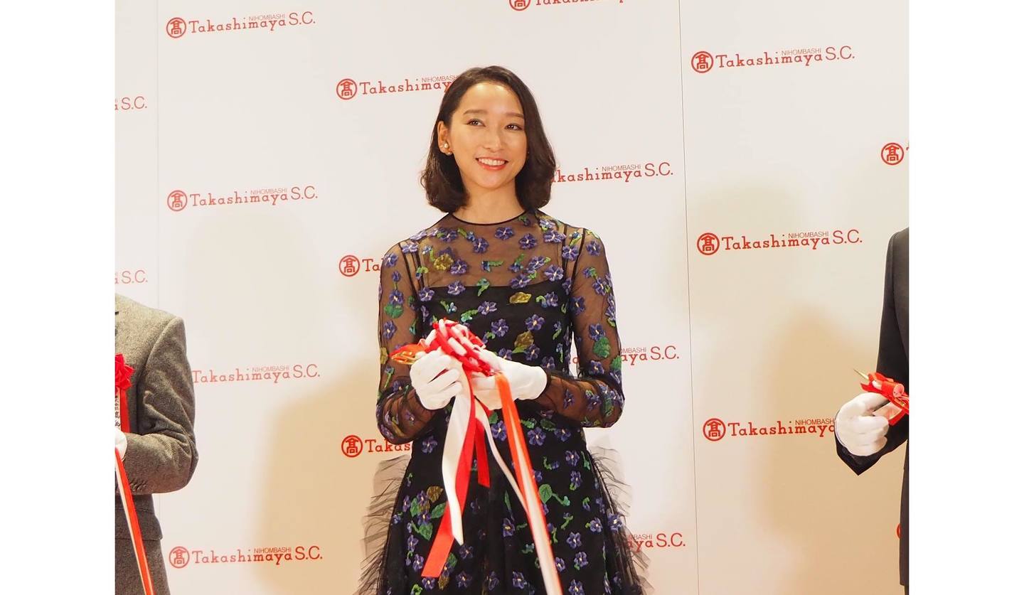 2018年9月25日、「日本橋髙島屋S.C」のオープン前に行われたテープカットに登場した杏さん。
