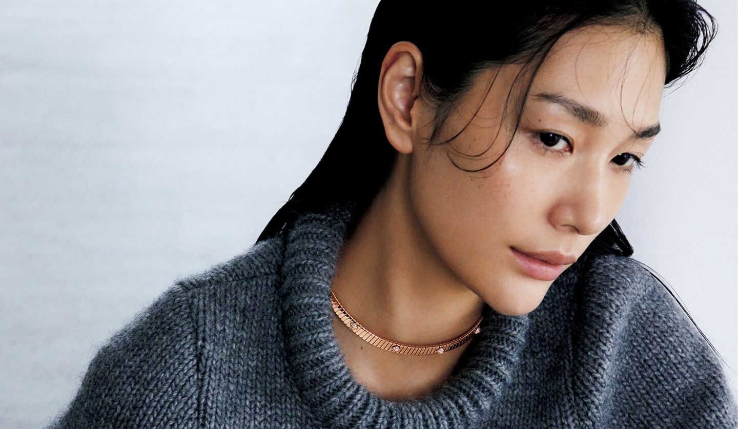 クルーネックニットにブルガリのネックレスを合わせたモデルの大塚まゆかさん