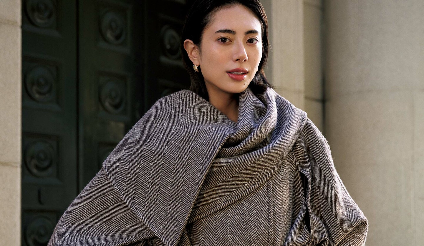 「フェラガモ」のラップコートを着用したモデルの土屋巴瑞季さん