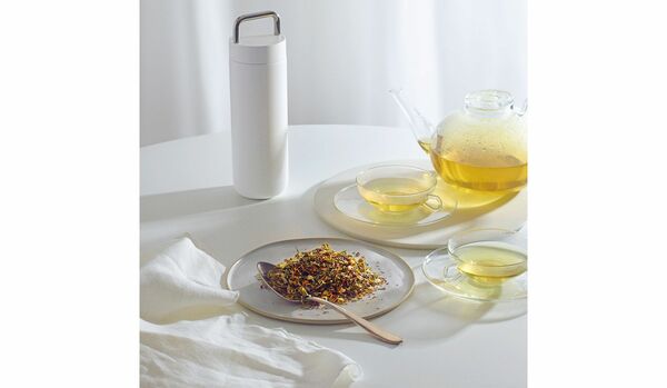 「植物の力を感じられるハーブティーを愛飲中」の大政 絢さんがロケ先に持参する愛用タンブラー＆ハーブティーを公開