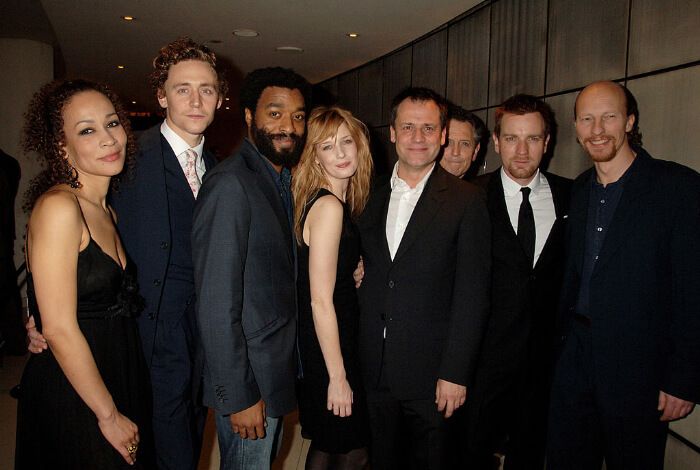 左から、マルティナ・レアード、トム・ヒドルストン、キウェテル・イジョフォー、ケリー・ライリー、マイケル・グランデージ、マイケル・ハードリー、ユアン・マクレガー、マイケル・ジェン。
