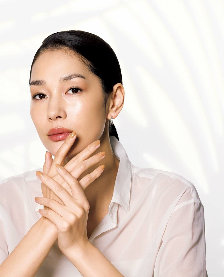 手元を見せたモデル大塚まゆかさん
