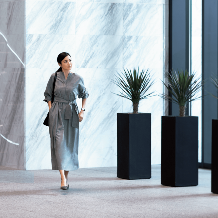 ワンピース￥58,000（ebure）、ペンダント［ボール］￥1,270,000・［ロック］￥355,000・バングル￥875,000・リング￥795,000・時計￥745,000［すべて予価］（ティファニー・アンド・カンパニー・ジャパン・インク）、バッグ￥216,000（トッズ・ジャパン）、靴￥77,000（セルジオ ロッシ）