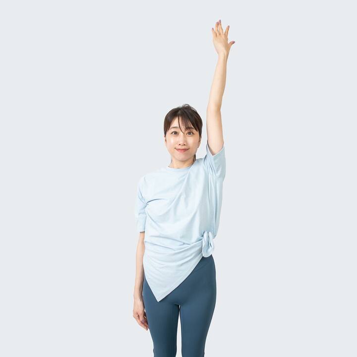 左腕をまっすぐ上に上げて、手首を内側に回転させる