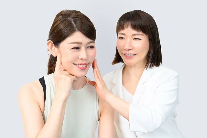 二人の女性　メソッドの指導をしている