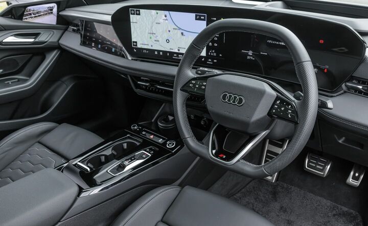 ナビ画面などの前面パネル部分がわずかにドライバー側を向き、視認性は良好。