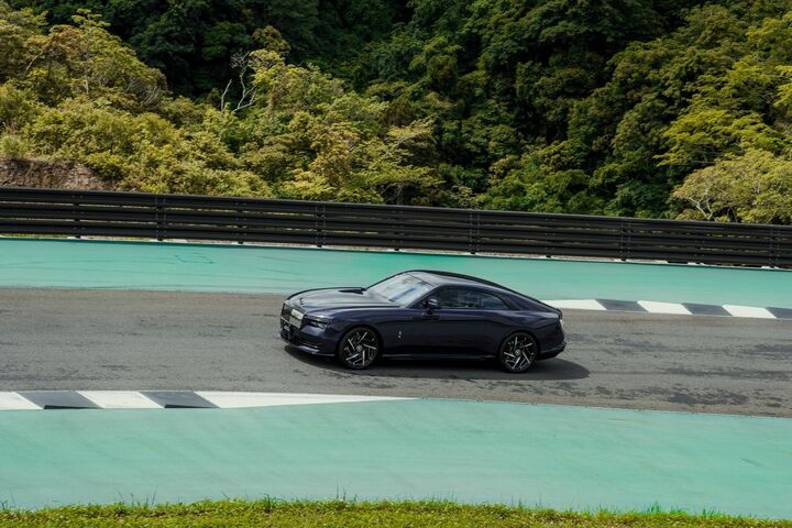 セーフティゾーンを広くとったコースを独占して走る悦びは、「THE MAGARIGAWA CLUB」ならでは。