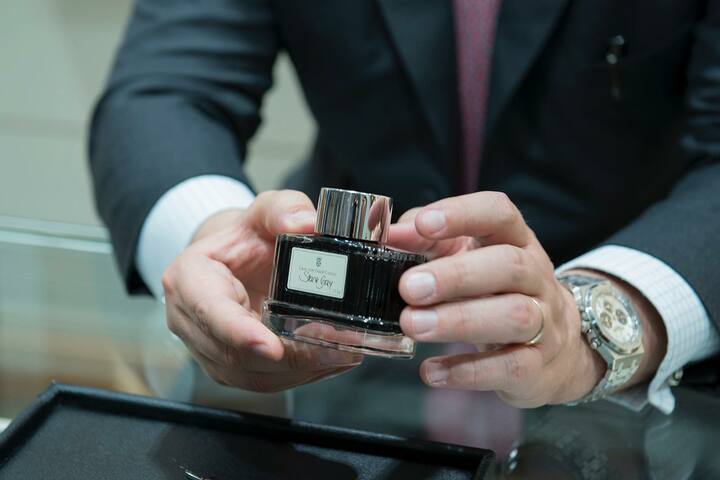 お気に入りのボトルインクインクを手にし説明をするチャールズ・フォン・ファーバーカステル氏。●インク ●容量：75ml ●ドキュメントプルーフ ●全18色展開 ￥3,600（税抜）